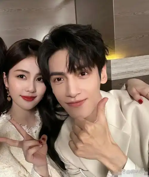 白鹿镜头外给罗云熙搭戏,合作很有感染力,戏里戏外渡劫的两个人