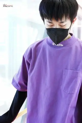 今日份新鲜帅气的易烊千玺紫色上衣好亮眼呀!顺毛好幼起落平安呀