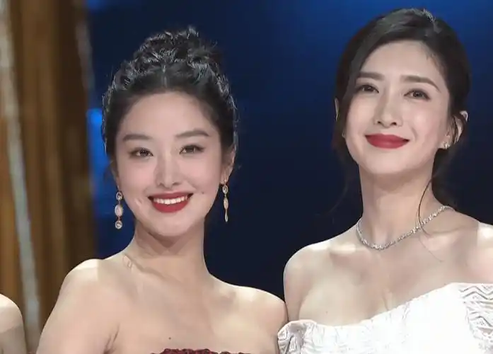 欢乐颂新五美首同框,互动尴尬被指不熟,江疏影杨采钰比美引争议