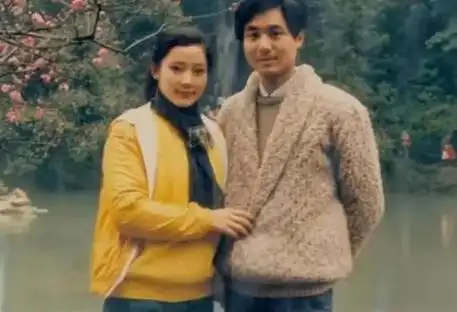 何赛飞晒全家福,老公穿西装气质出众,长相儒雅撞脸郭凯敏