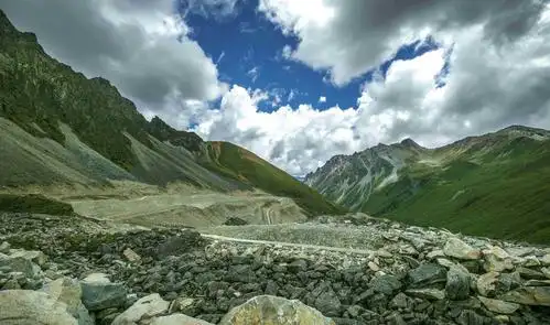 翻越第一座海拔4千多米的雄珠拉垭口(4636米).