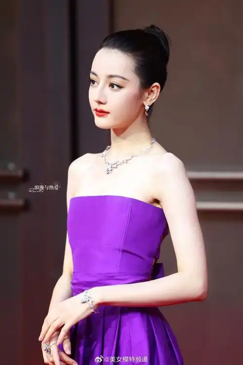 迪丽热巴一袭紫色抹胸裙佩戴银色项链高贵优雅肤白貌美