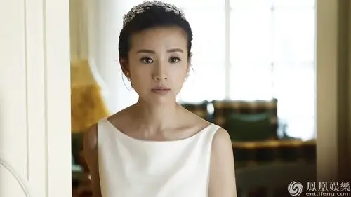 36岁董洁披透视婚纱抢眼 上演浪漫婚礼