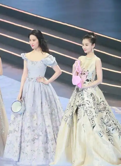 刘亦菲和杨颖同框,终于懂了溜肩的美,同穿礼服却相差太多