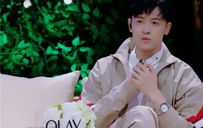 节目当中,在一旁看完谢娜等人的旅行之后,演播厅当中的张杰和付辛博