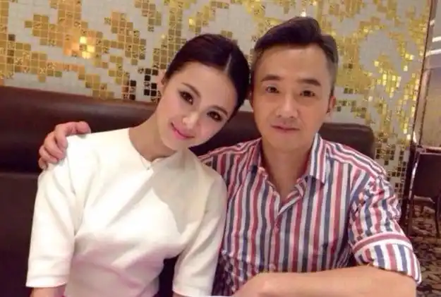 参观程雷住的豪宅,老婆看起来像十八岁女生,大门口停着豪车