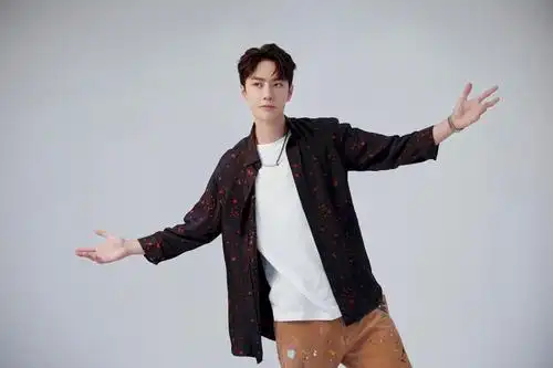 王一博,热爱摩托和街舞的少年_高清图集_新浪网