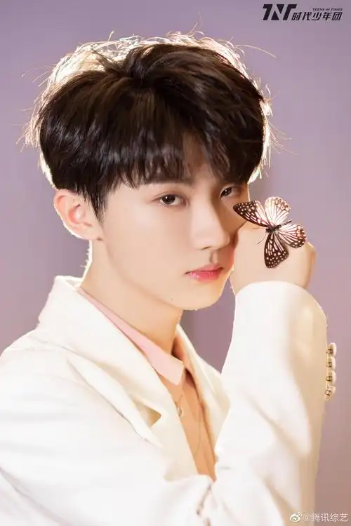 时代少年团蝴蝶大片#@时代少年团 西装蝴蝶逆光大片,彩色西装少年气