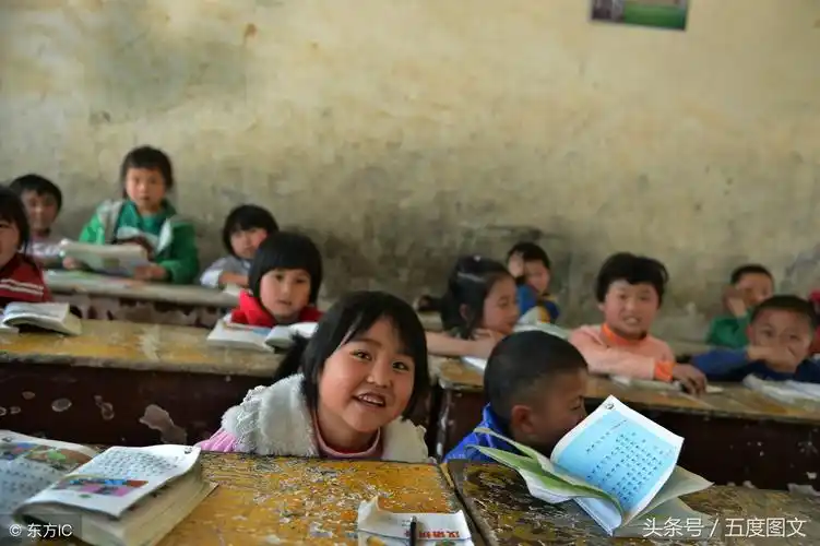 几十年前,我们还是小学生的时候,开学第一天的场景是否记得?