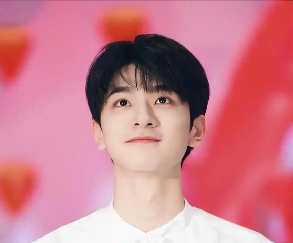 林一:突破舒适圈,展现多面演技 林一,这位因校园男神角色走红的演员