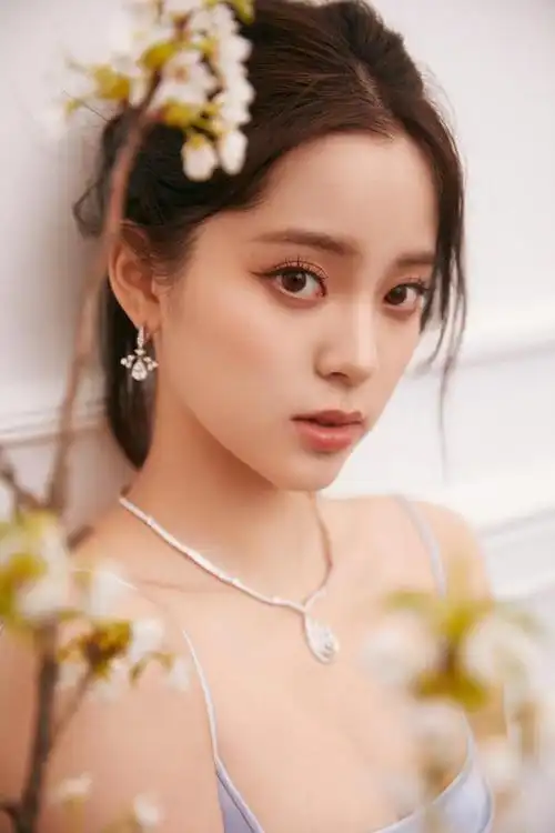 但是,没关系!欧阳娜娜穿浅蓝色吊带抹胸裙来了,造型真是令人惊艳.