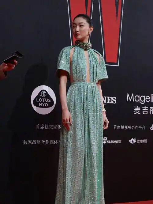 周冬雨玩性感?身材平平却偏要挑战极限,令人尴尬!_魅力_气质_形象