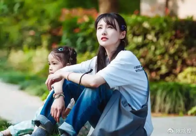 郑爽为了孩子绝不轻生频繁被造谣跳楼自杀会让母爱力量变更强