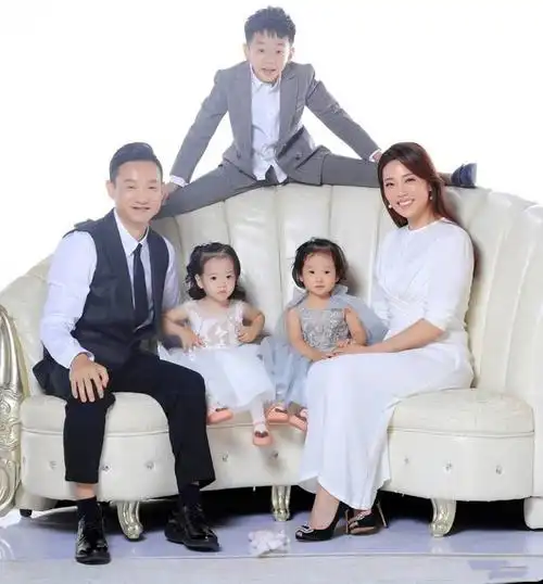 杨威晒杨阳洋兄妹三人同框照,欢欢乐乐亲吻哥哥画面温