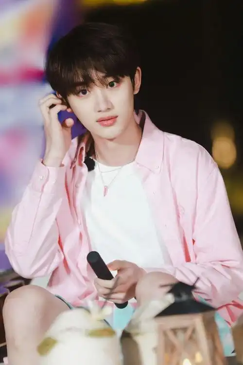 丁程鑫今日花絮照送达 湿发发带造型的帅气小丁上线,运动风男孩__财经