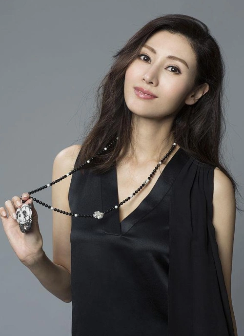 时尚:48岁李嘉欣拍钻石珠宝写真 干练妩媚十分贵气