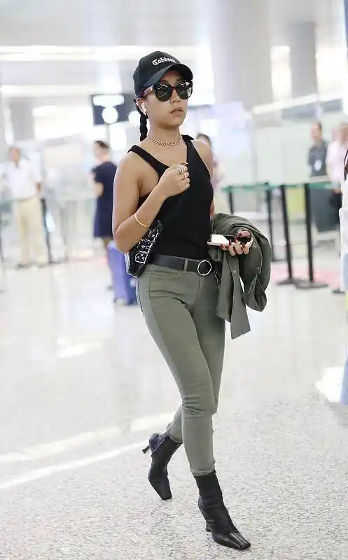 吉克隽逸这么紧的裤子也要硬穿进去,对自己真狠,不想却挤出褶皱