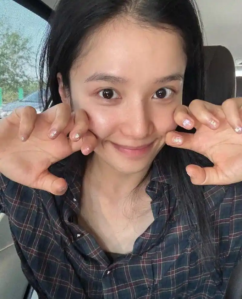 张婧仪晒素颜照,简直不要太真实了 ​#动态连更挑战