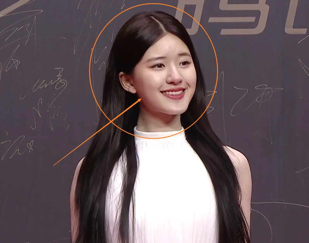 因为脸型比较大加上发际线比较低,所以赵露思的五官显得比较"紧凑",并