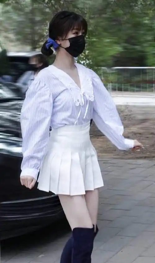 虞书欣《拜托了冰箱》路透图,衬衫配百褶裙,脚上的长筒靴不热吗