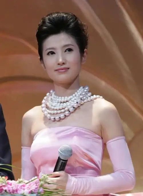 回顾主持人春妮毕业嫁给学长二婚嫁给同学刚强婚后被宠成了宝