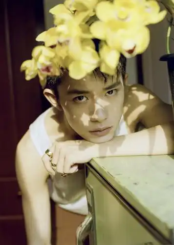 易烊千玺红秀封面壁纸 点赞好运