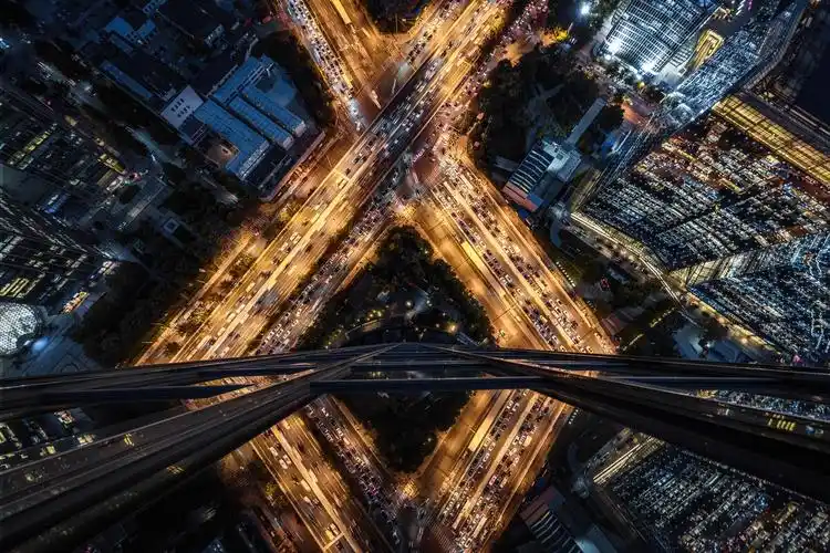 在城市之巅手持尼康z72拍摄这车水马龙的交通繁华夜景,五轴防抖和优秀