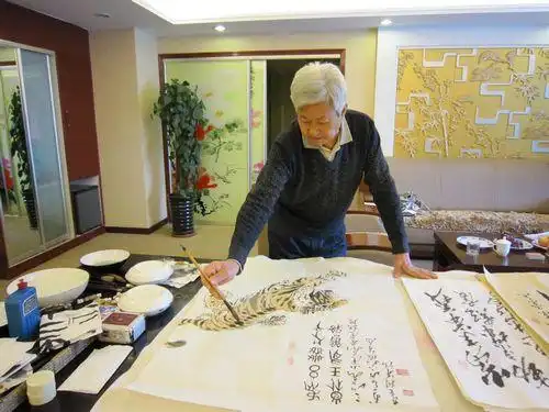 从小喜爱诗联,书画,现为张大千,张善子大师大风堂三代门人,中华诗词