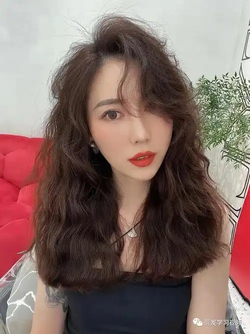 今年最火的发型,不管是短发,中长发,长发火的都是烫发过后的发型,一款