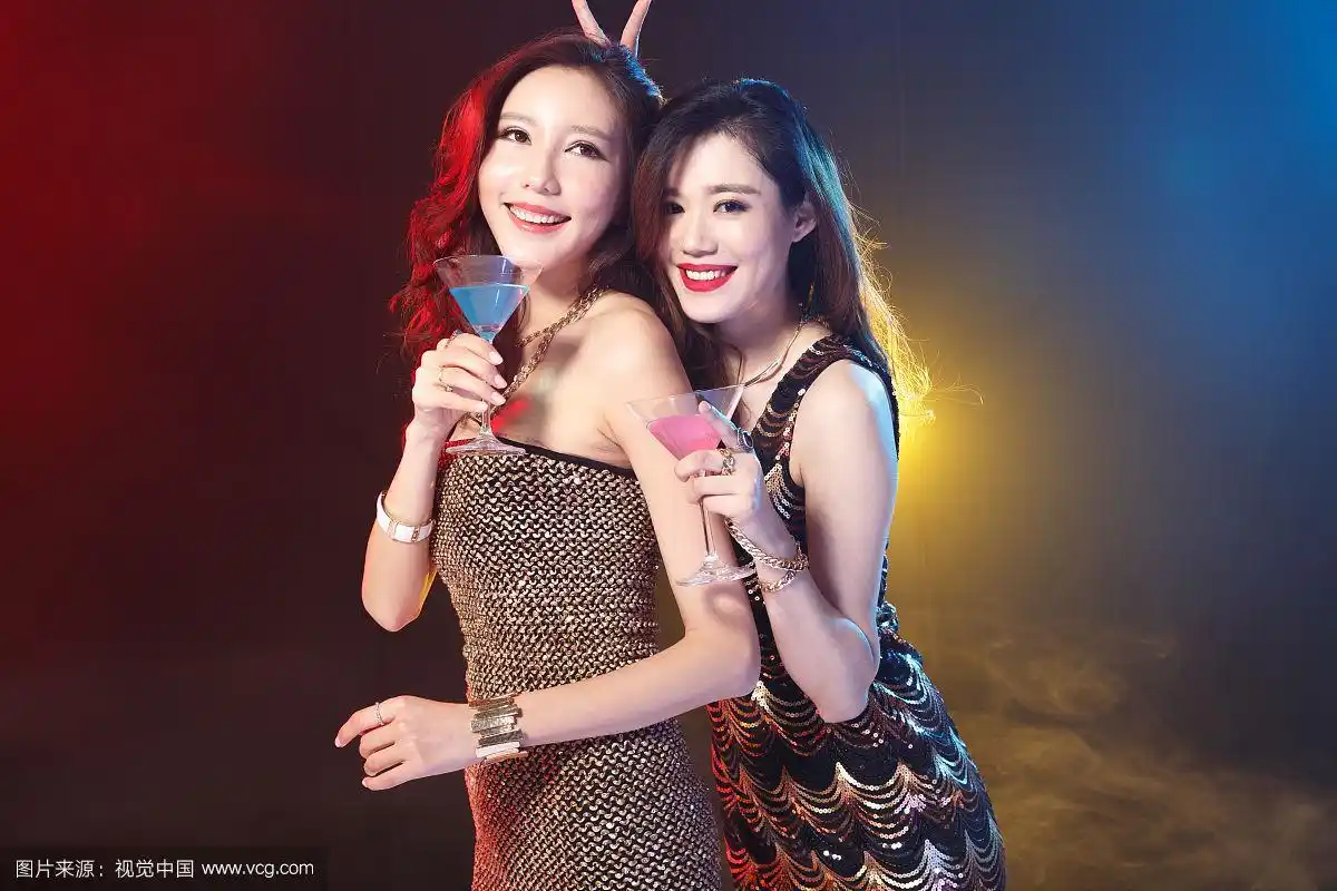 青年女人在酒吧喝酒