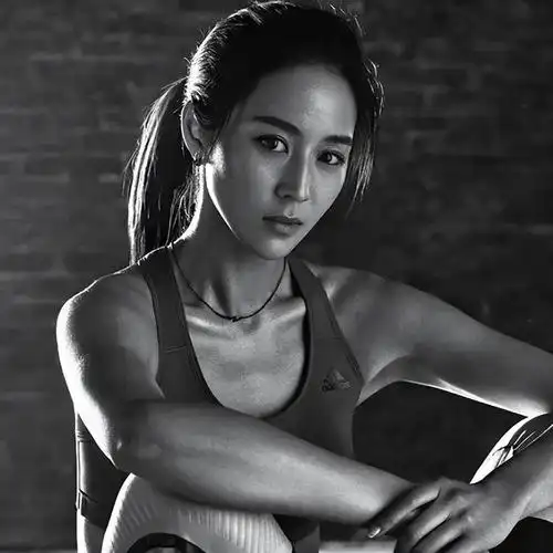 张钧甯在健身中的照片,更是被网友赞誉为"钢骨玉女".