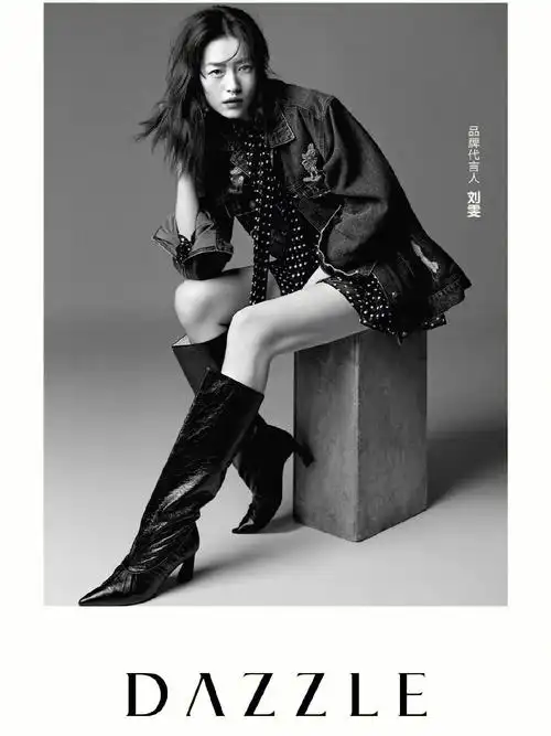 dazzle品牌代言人@刘雯 身穿#dazzle迪士尼米奇系列