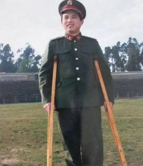 赞叹他的英勇无畏和年少有为,徐良也因为在对越自卫反击战中出色的