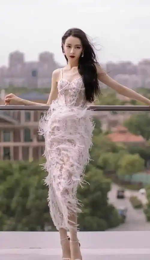 迪丽热巴羽毛蕾丝胸衣连衣裙,罕见透视装造型性感妩媚_形象_照片_身材