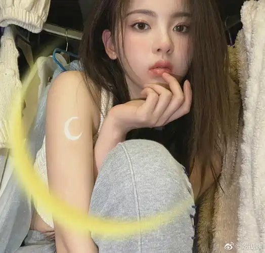 杨超越分享怼脸自拍四宫格