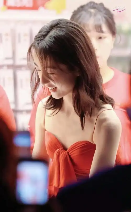 张子枫发近照暴瘦,排骨胸纸片人皮包骨,内娱能不能不要畸形审美