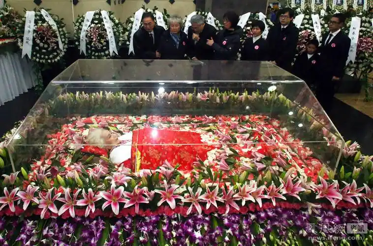 一代粤剧宗师红线女遗体告别式现场 刘德华携妻洒泪[组图]