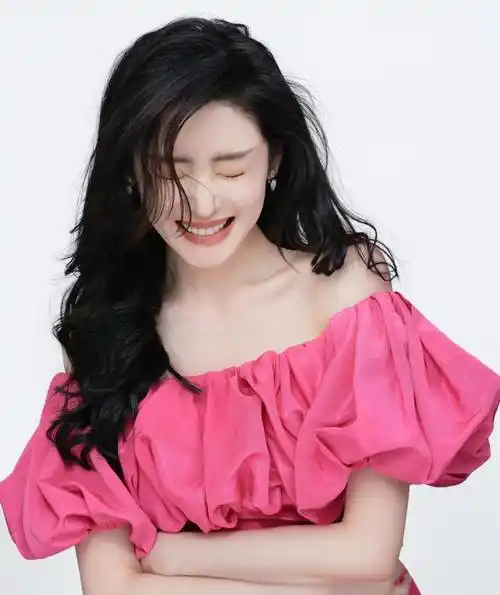 张天爱的着装和证件照很受欢迎,吊带露背太时尚了,天下谁能否认芭比