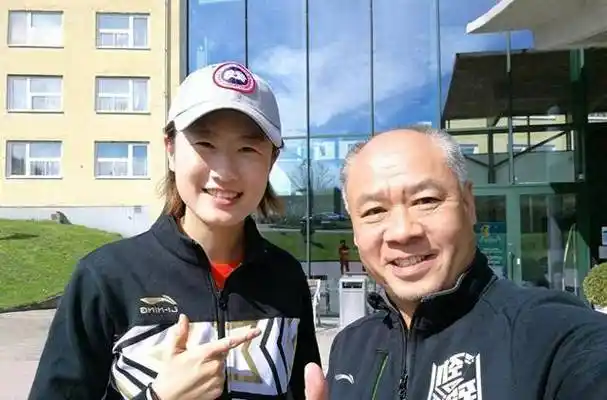 61岁李宁现状曝光!身价达上百亿却满头白发,妻子依旧貌美有韵