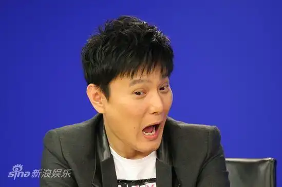 图文:张信哲聊《露露》-张信哲表情夸张