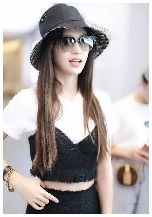 原创杨颖还是穿露脐装下搭鱼尾裙脚上的爱心鞋适合七夕节穿