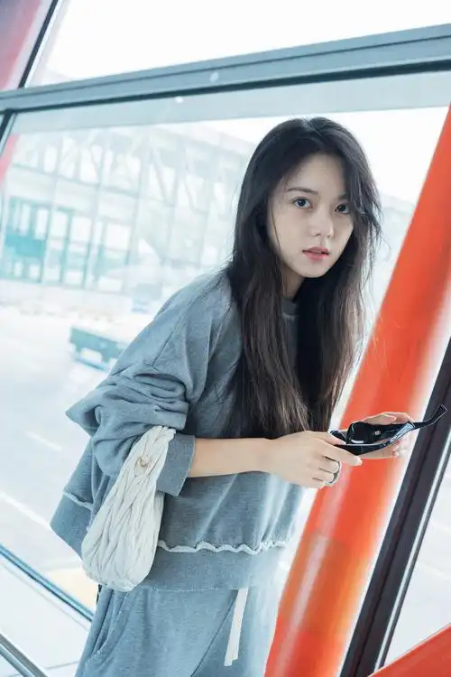 赵今麦巴黎晚宴造型帅翻外媒黑色露背装太惊艳