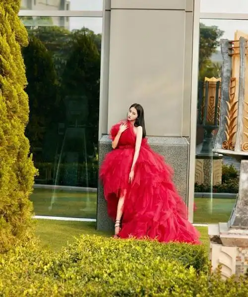 被关晓彤红纱裙惊艳了!这世界还有谁比她穿红色更美的了?_网易订阅