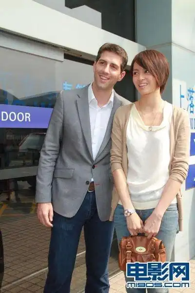 梁咏琪与丈夫婚后首次回港 称造人随缘不强求