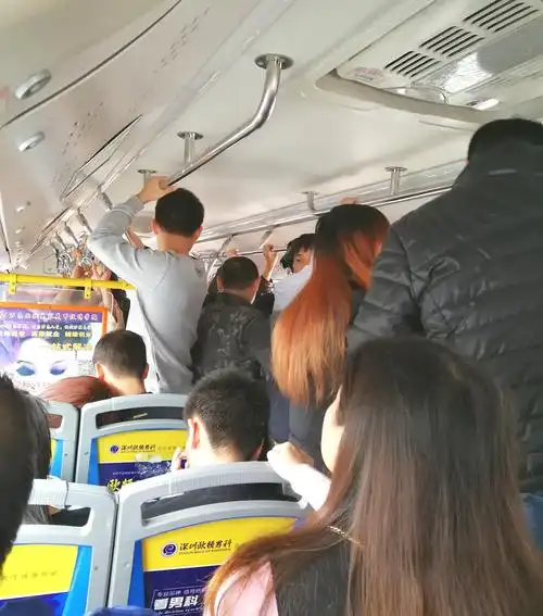 实拍深圳:公交车上的人群,你每天是这样出行的吗?