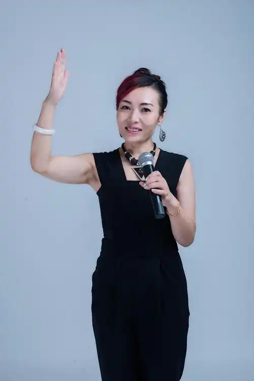 主讲老师:张玲玲让孩子学习力,合作力,自信力,表现力,情商力,五力