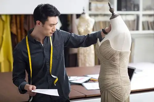 服装设计师在工作室工作