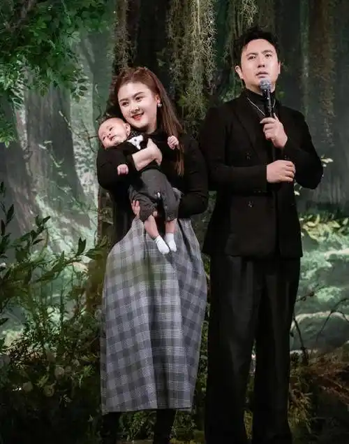 据现场照片显示,沈腾一家三口在聚餐中表现得十分开心.