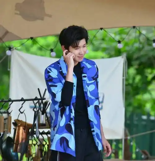 王源最新行程曝光将参加水果台声生不息深夜上班彩排