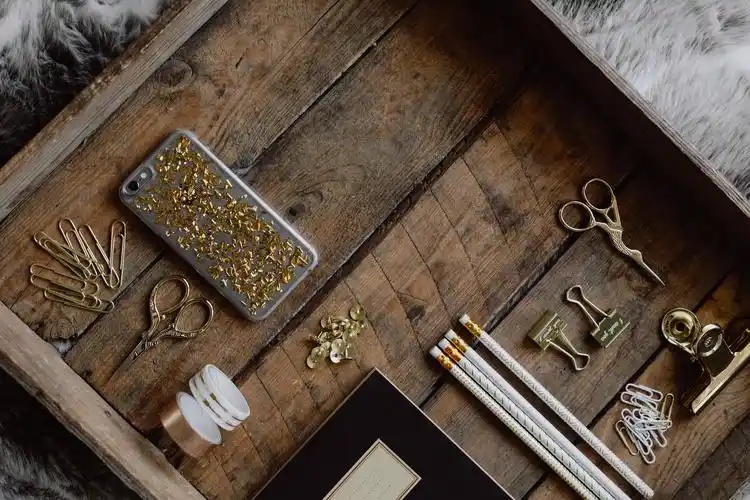 放着一些小物件的收纳盒图片生活用品收纳盒